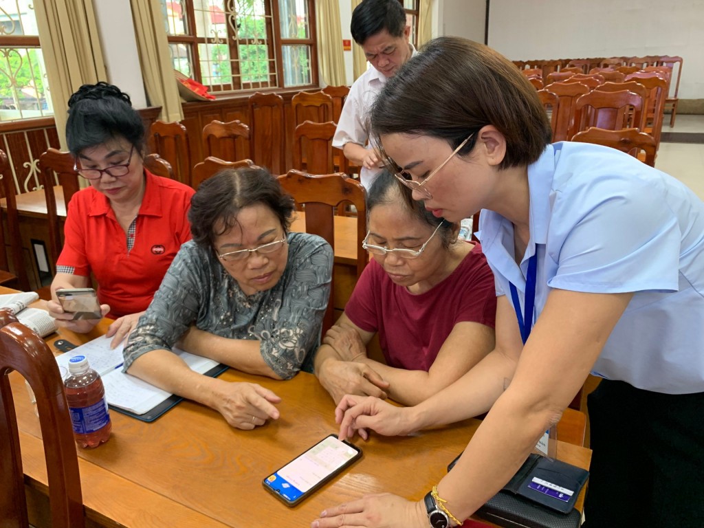 Hướng dẫn người dân cài đặt và sử dụng ứng dụng iHanoi tại phường Việt Hưng, quận Long Biên