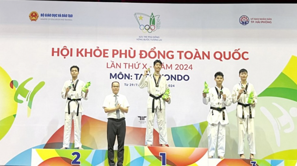 VĐV Nguyễn Đăng Khôi của đoàn Hà Nội được BTC trao Huy chương Vàng môn Taekwondo