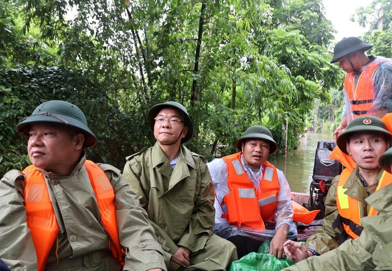 Đoàn công tác của Phó Thủ tướng Lê Thành Long đi xuồng thị sát vùng ngập lụt ở Chương Mỹ và đến thăm hỏi đời sống bà con - Ảnh: VGP/Đức Tuân