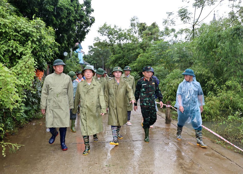 Phó Thủ tướng Lê Thành Long kiểm tra công tác khắc phục hậu quả mưa lũ tại thôn Nhân Lý, xã Nam Phương Tiến, huyện Chương Mỹ -Ảnh: VGP/Đức Tuân
