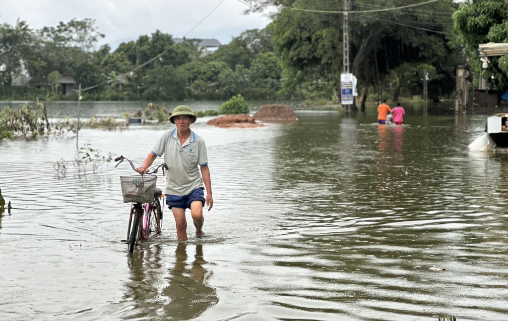 Trận mưa lớn ngày 23 và 24/7 đã khiến nước tràn qua bờ đê sông Bùi gây ngập sâu ở nhiều khu dân cư.