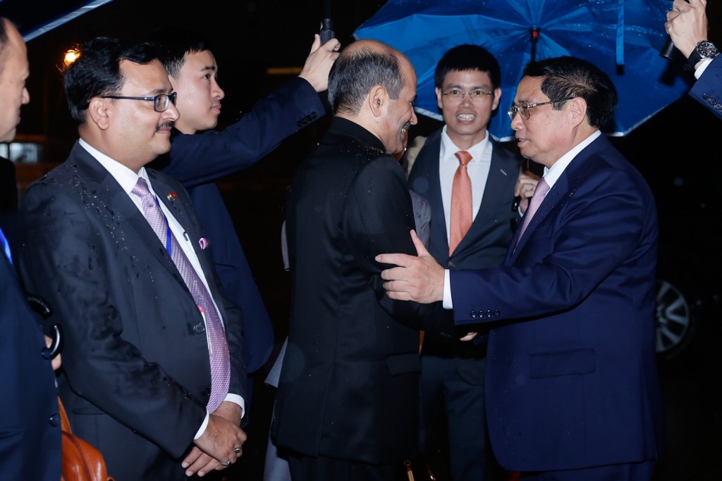 Đại sứ Ấn Độ tại Việt Nam tiễn Thủ tướng Phạm Minh Chính lên đường thăm cấp Nhà nước tới Ấn Độ - Ảnh: VGP/Nhật Bắc