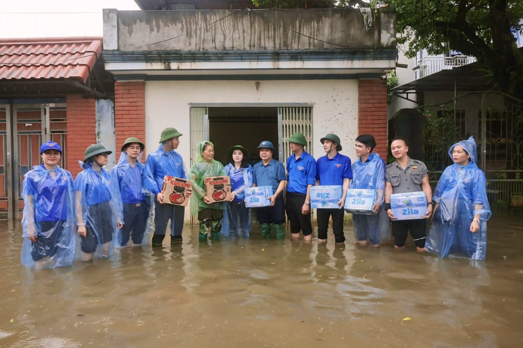 Đoàn công tác đã đến thăm, tặng quà người dân xã Nam Phương Tiến (huyện Chương Mỹ), địa phương xảy ra ngập úng nghiêm trọng nhất.