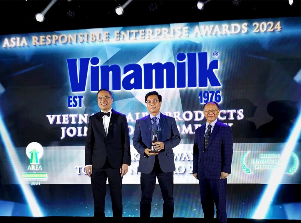 Đại diện Vinamilk nhận giải thưởng tại hạng mục “Green Leadership” - Doanh nghiệp Trách nhiệm Châu Á (AREA) 2024