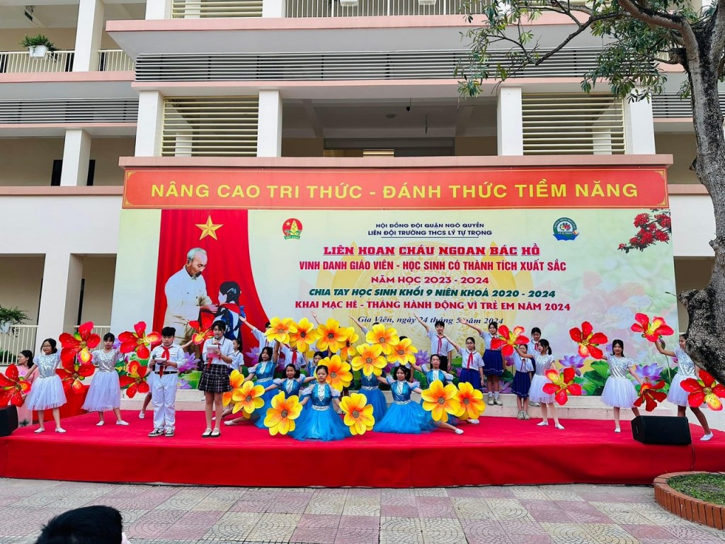 Nhấn vào ảnh để phóng to Chương trình liên hoan cháu ngoan Bác Hồ, vinh danh giáo viên học sinh có thành tích xuất sắc năm học 2023-2024 của trường THCS Lý Tự Trọng