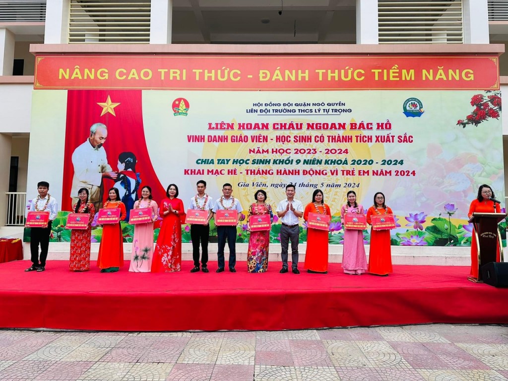 Nhấn vào ảnh để phóng to Lễ trao phần thưởng cho giáo viên có thành tích xuất sắc năm học 2023-2024