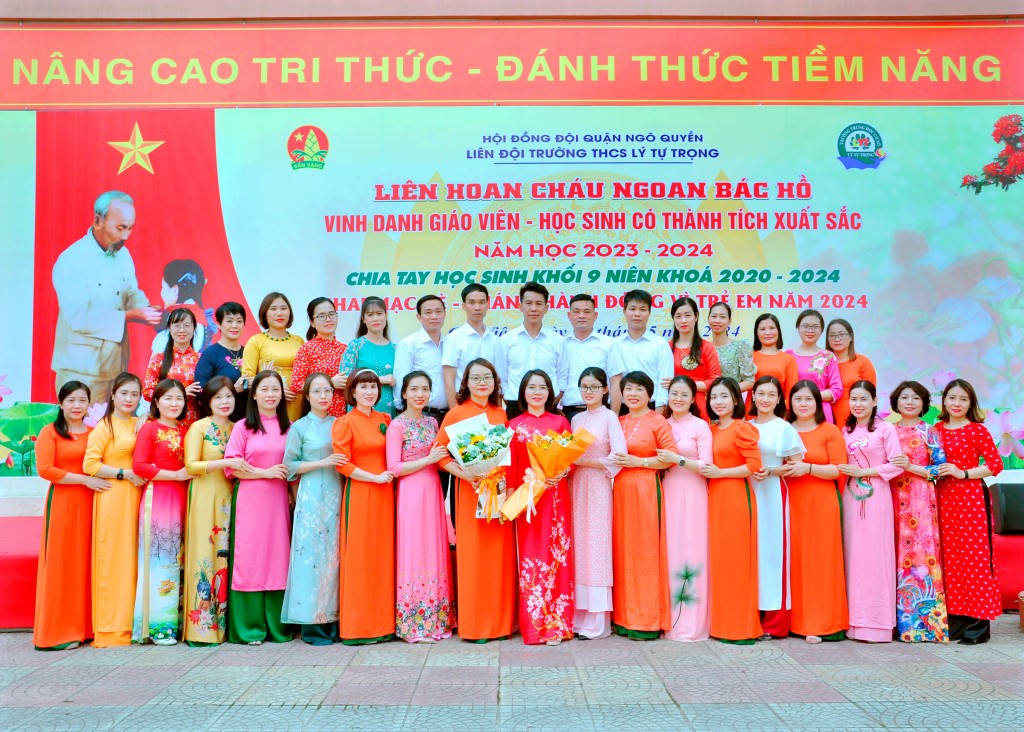 Nhấn vào ảnh để phóng to Tập thể cán bộ giáo viên trường THCS Lý Tự Trọng