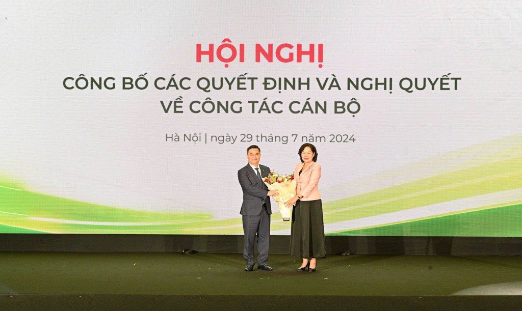 Bà Nguyễn Thị Hồng - Ủy viên BCH Trung ương Đảng, Thống đốc NHNN Việt Nam (bên phải) tặng hoa chúc mừng ông Nguyễn Thanh Tùng - tân Chủ tịch HĐQT Vietcombank