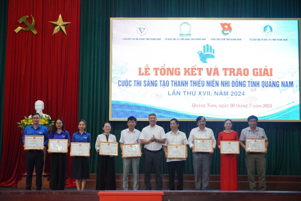 Ban tổ chức trao giải ba cho học sinh. (Ảnh: quangnam.gov.vn)