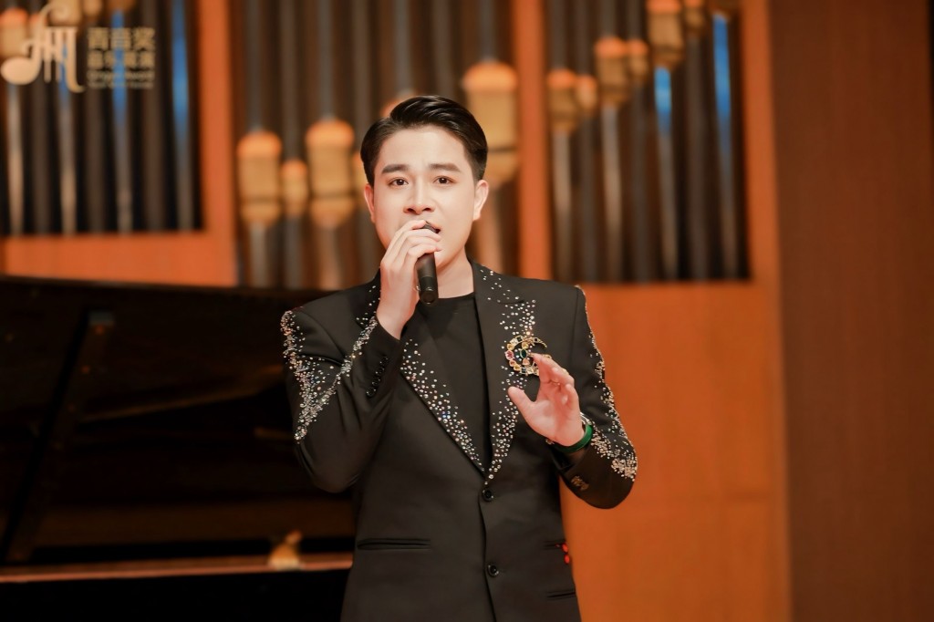 Giọng ca phi giới tính Trần Tùng Anh tại cuộc thi âm nhạc 