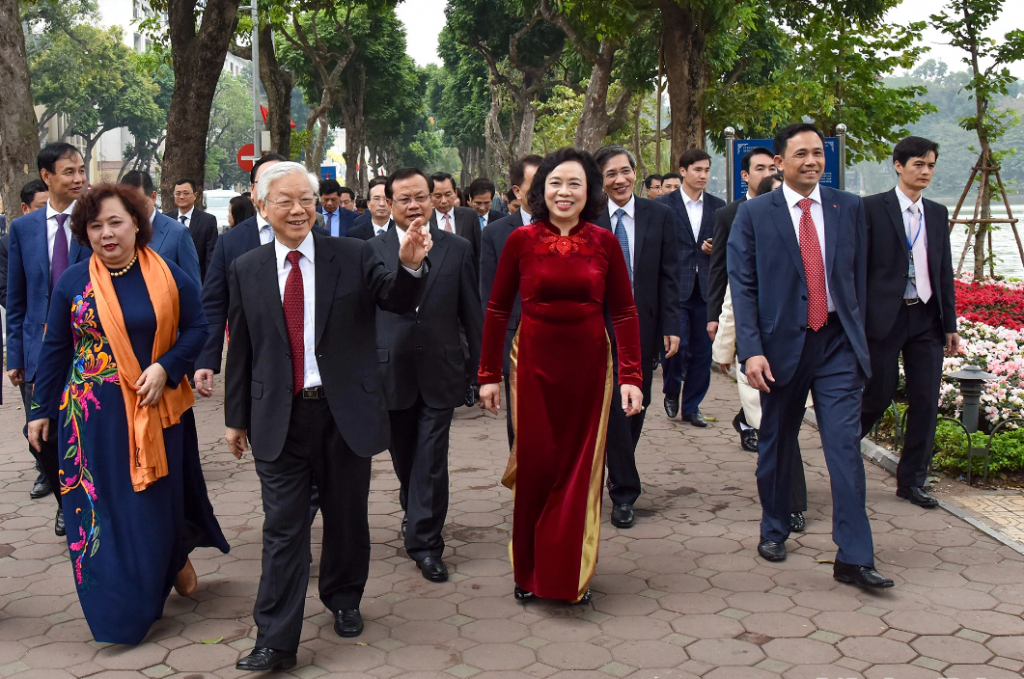 Trong không khí đầu Xuân, Tổng Bí thư Nguyễn Phú Trọng và các đại biểu đi bộ bên bờ hồ Hoàn Kiếm.