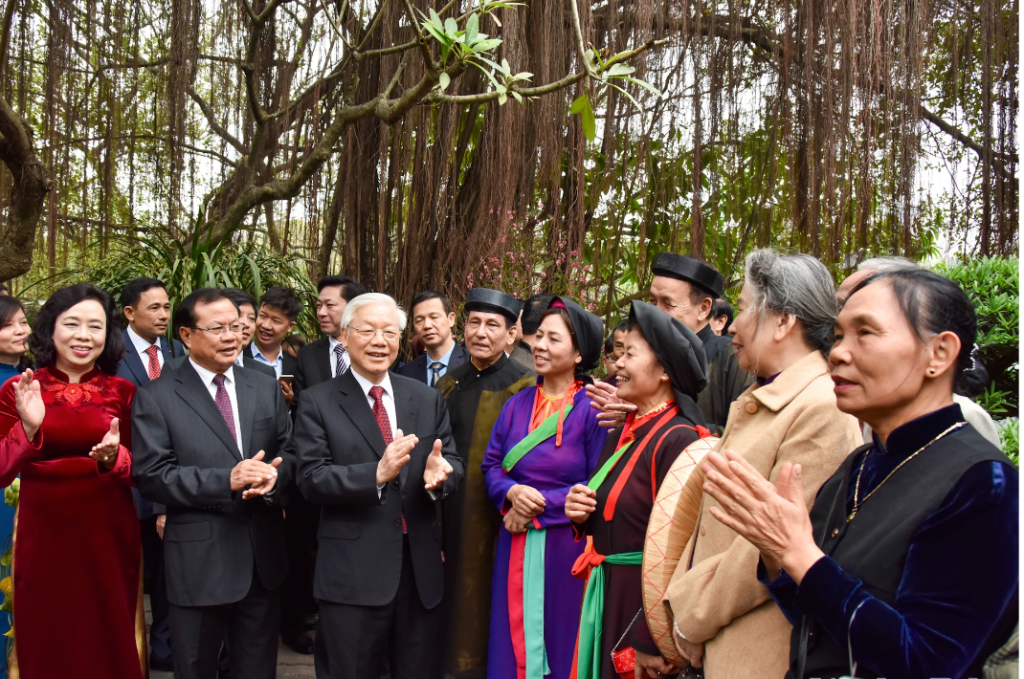 Tổng Bí thư Nguyễn Phú Trọng chúc Tết nhân dân đang vui xuân bên đền Ngọc Sơn.