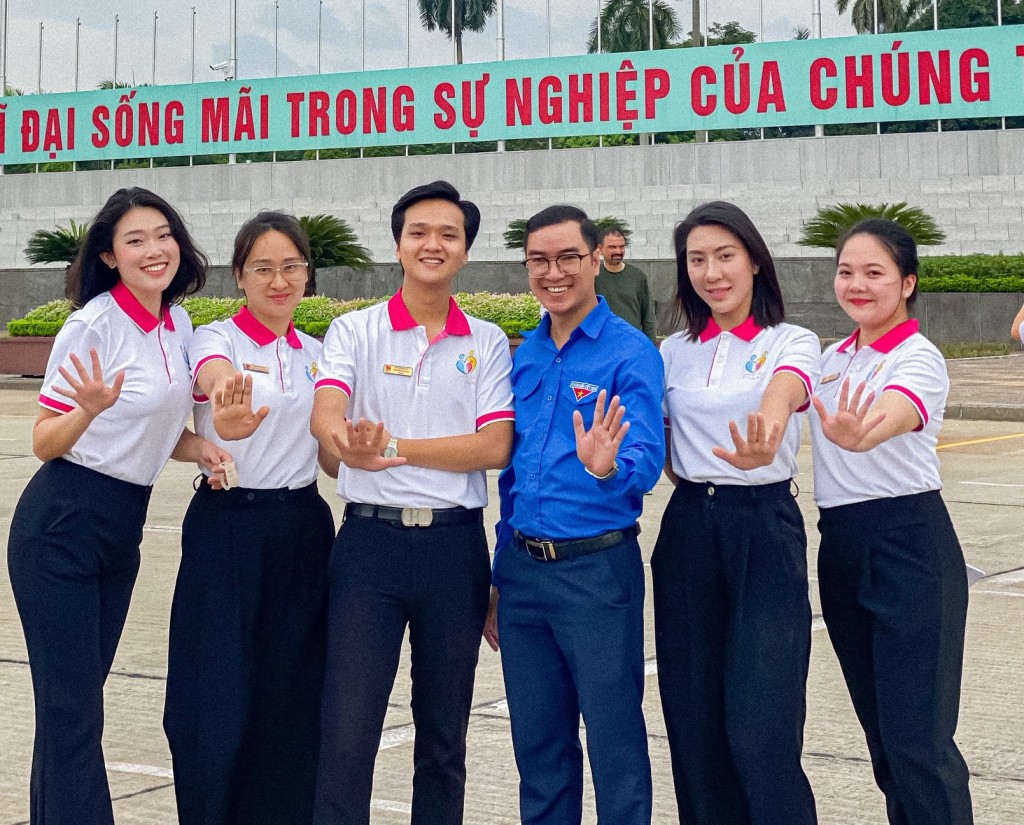 Đồng chí Phạm Minh Phúc, Uỷ viên Ban Thường vụ, Trưởng ban Tuyên giáo Thành đoàn Hà Nội và các cán bộ trẻ ban Tuyên giáo Thành đoàn Hà Nội