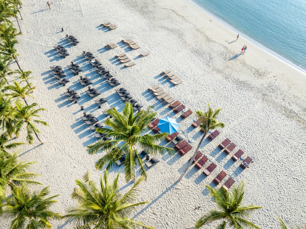 Bãi biển thơ mộng trước khách sạn La Festa Phu Quoc, Curio Collection by Hilton