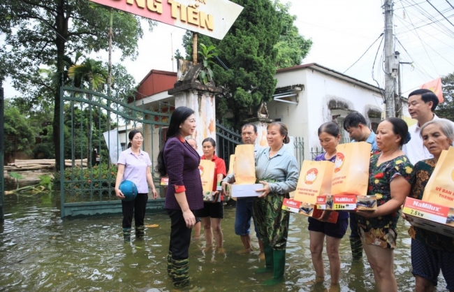 Tiếp ứng kịp thời lương thực, nước sạch cho người dân vùng "rốn lũ"