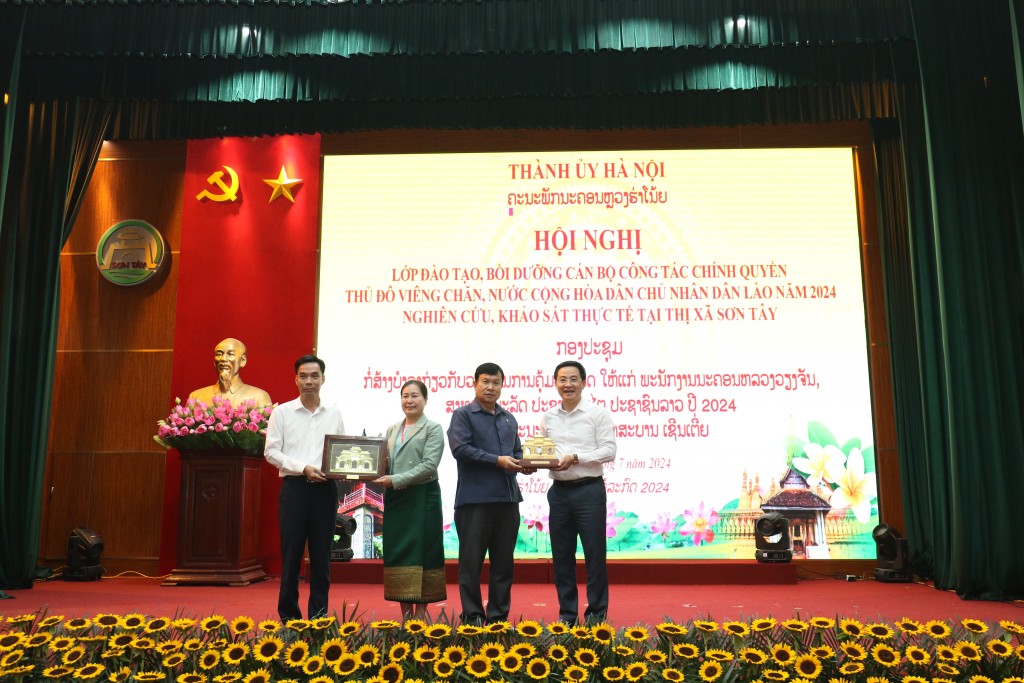 Thị xã Sơn Tây tặng quà lưu niệm tới đoàn cán bộ Thủ đô Viêng Chăn
