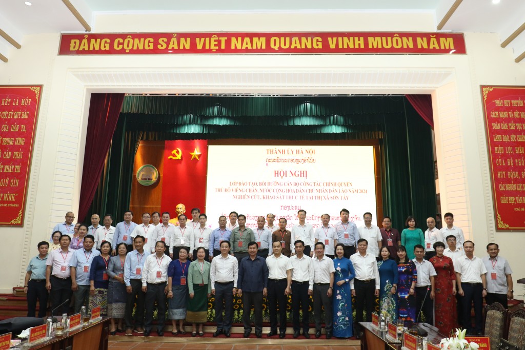 Các đại biểu chụp ảnh lưu niệm, ghi dấu tình đoàn kết giữa Hà Nội và Viêng Chăn