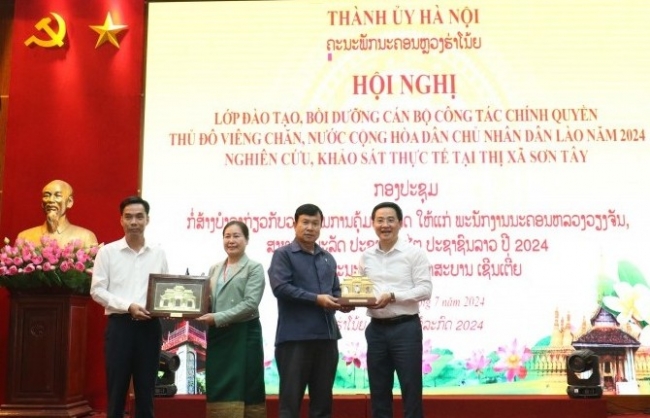 Chia sẻ kinh nghiệm xây dựng chính quyền với đoàn cán bộ Viêng Chăn