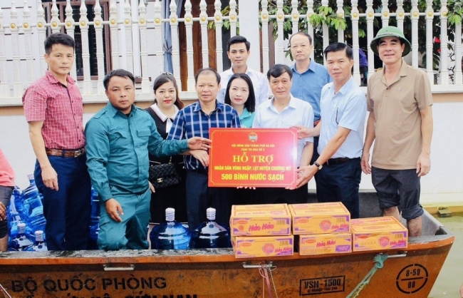 Hội Nông dân TP Hà Nội tặng quà, hỗ trợ người dân vùng lụt
