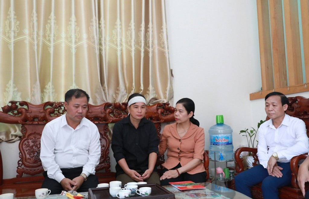 Thăm hỏi các gia đình chịu ảnh hưởng mưa lũ tại huyện Quốc Oai