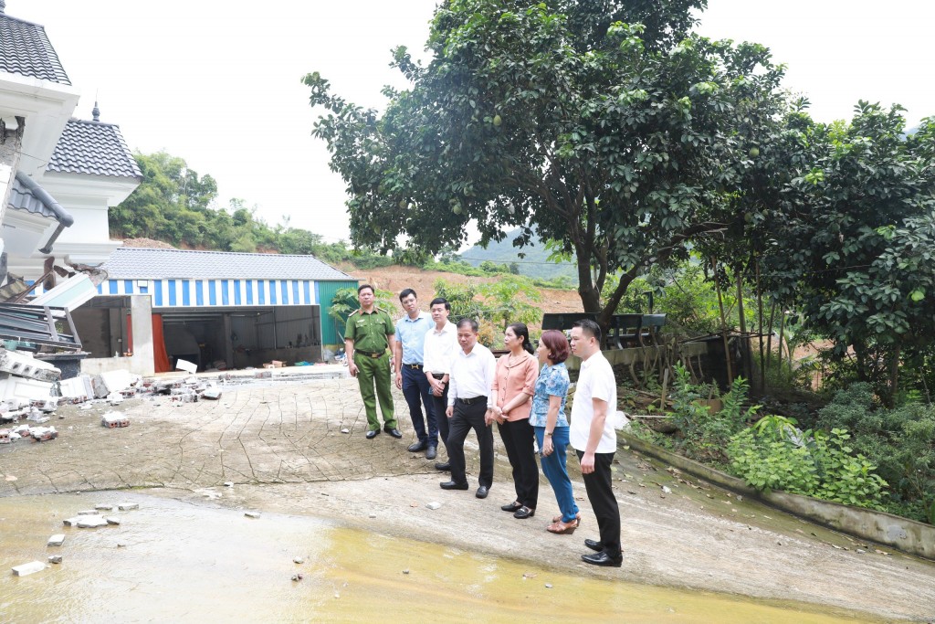 Thăm hỏi các gia đình chịu ảnh hưởng mưa lũ tại huyện Quốc Oai