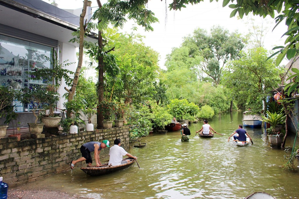 Hội Nông dân TP Hà Nội tặng quà, hỗ trợ người dân vùng lụt