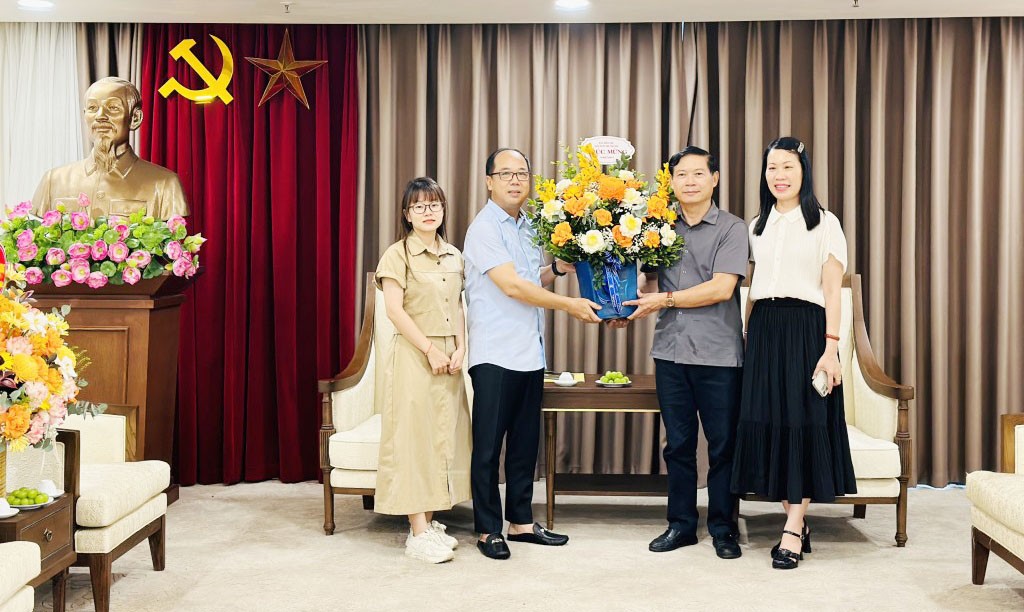 Lãnh đạo Báo Tuổi trẻ Thủ đô chúc mừng Ban Tuyên giáo Thành uỷ Hà Nội nhân kỷ niệm 94 năm Ngày truyền thống công tác Tuyên giáo của Đảng