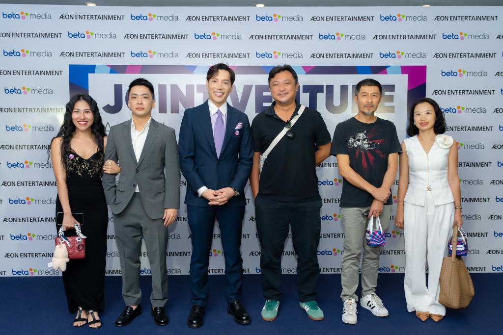 Nhiều nhân vật nổi tiếng trong giới điện ảnh như đạo diễn Phan Gia Nhật Linh, Charlie Nguyễn đến ủng hộ doanh nhân Minh Beta