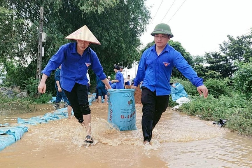 Thanh niên xã Cấn Hữu phòng chống ngập lụt