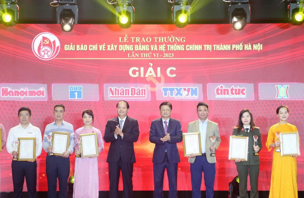 Trưởng ban Tổ chức Thành ủy Hà Nội Vũ Đức Bảo và Trưởng ban Tuyên giáo Thành ủy Hà Nội Nguyễn Doãn Toản trao giải C Giải Báo chí về xây dựng Đảng và hệ thống chính trị thành phố Hà Nội lần thứ VI - năm 2023 cho các tác giả, nhóm tác giả. Ảnh: Viết Thành