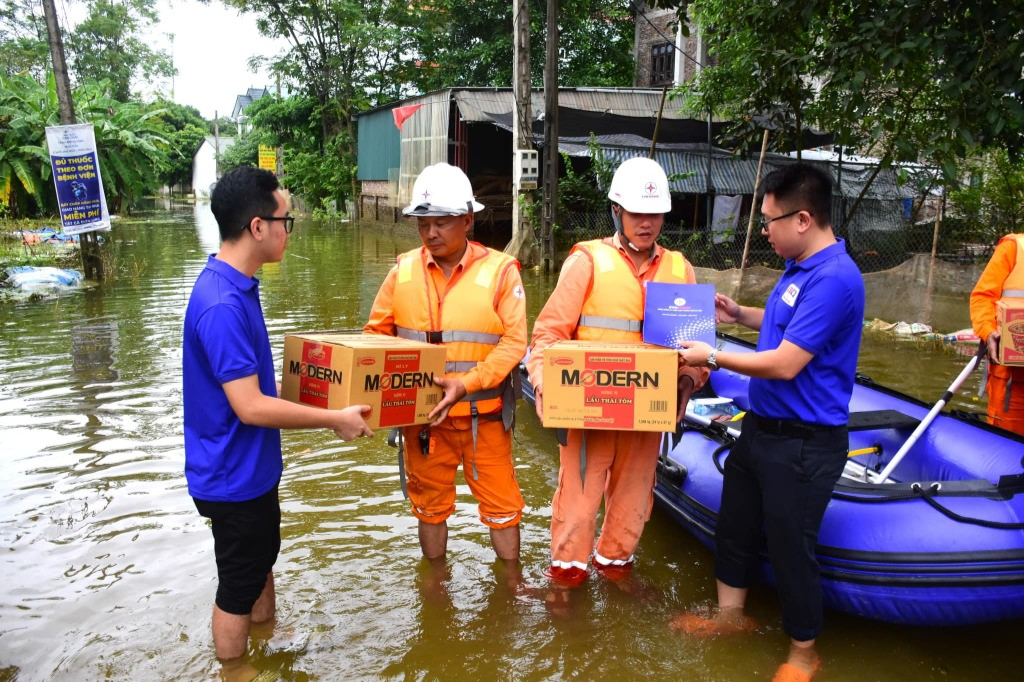 “Bạn đồng hành” sẻ chia, động viên những người thợ điện