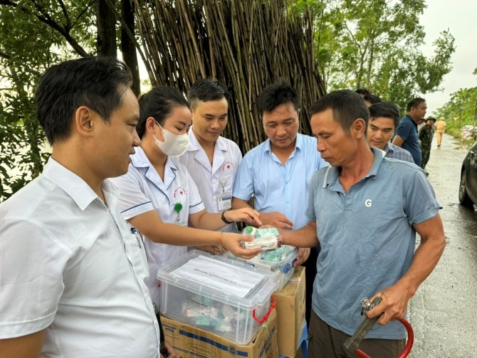 TTYT huyện Chương Mỹ tổ chức điểm cấp phát thuốc lưu động cho người dân tại xã Nam Phương Tiến.