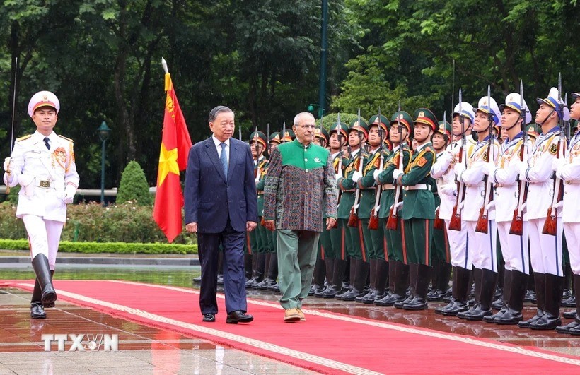Chủ tịch nước Tô Lâm và Tổng thống Timor-Leste Jose Ramos-Horta duyệt đội danh dự Quân đội Nhân dân Việt Nam. (Ảnh: Lâm Khánh/ TTXVN)