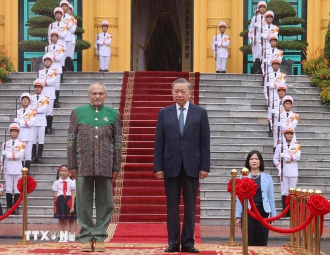 Chủ tịch nước Tô Lâm và Tổng thống Timor-Leste Jose Ramos-Horta trên bục danh dự, nghe quân nhạc cử Quốc thiều hai nước. (Ảnh: Lâm Khánh/TTXVN)