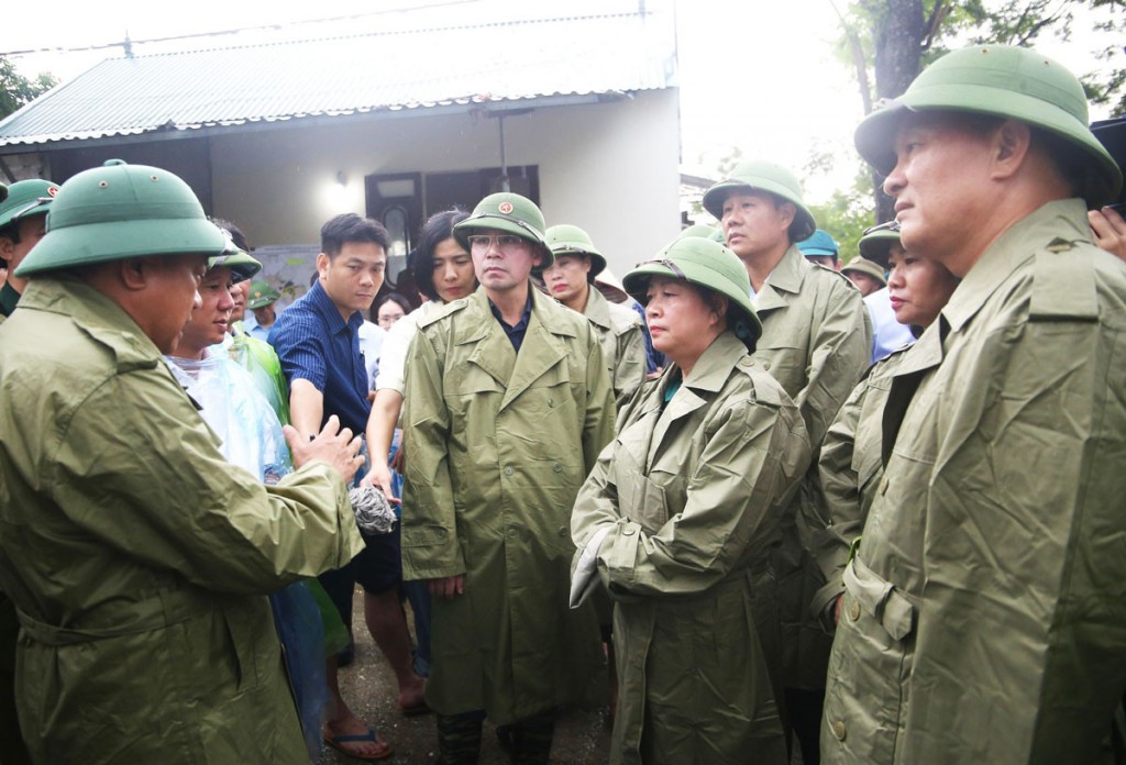 Bí thư Thành ủy Hà Nội Bùi Thị Minh Hoài trao đổi với lãnh đạo huyện Chương Mỹ về công tác phòng, chống lụt bão. Ảnh: Viết Thành