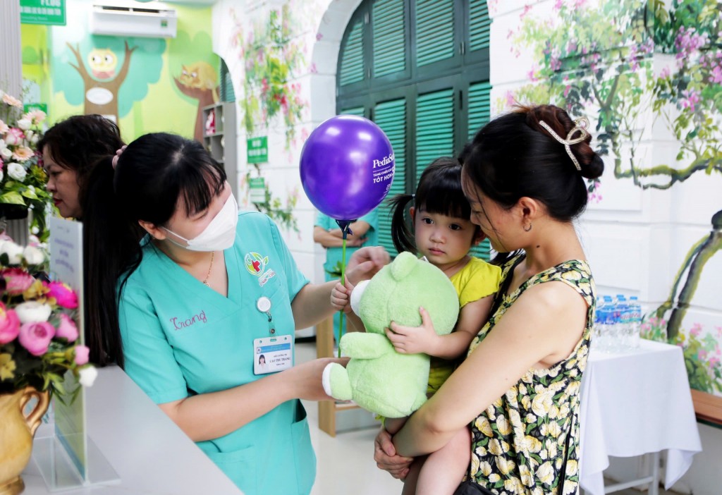 Trong buổi sáng khai trương đã có đông người dân đưa trẻ đến tiêm chủng vắc xin.