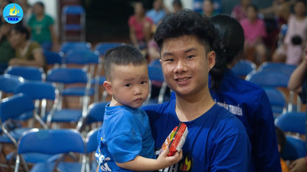 Minh Tuấn cùng các tình nguyện viên tổ chức nhiều hoạt động thú vị, mang niềm vui tới các em tại địa phương