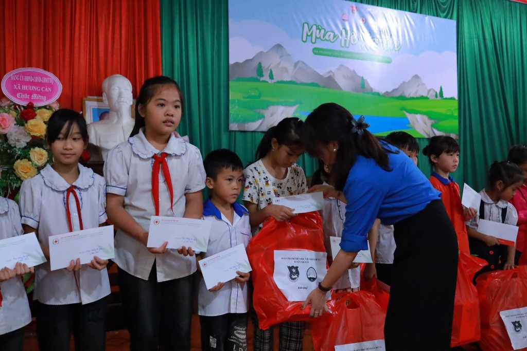 Mỗi phần quà trao tới tay các em nhỏ đều mang theo nhiều tình cảm và hy vọng