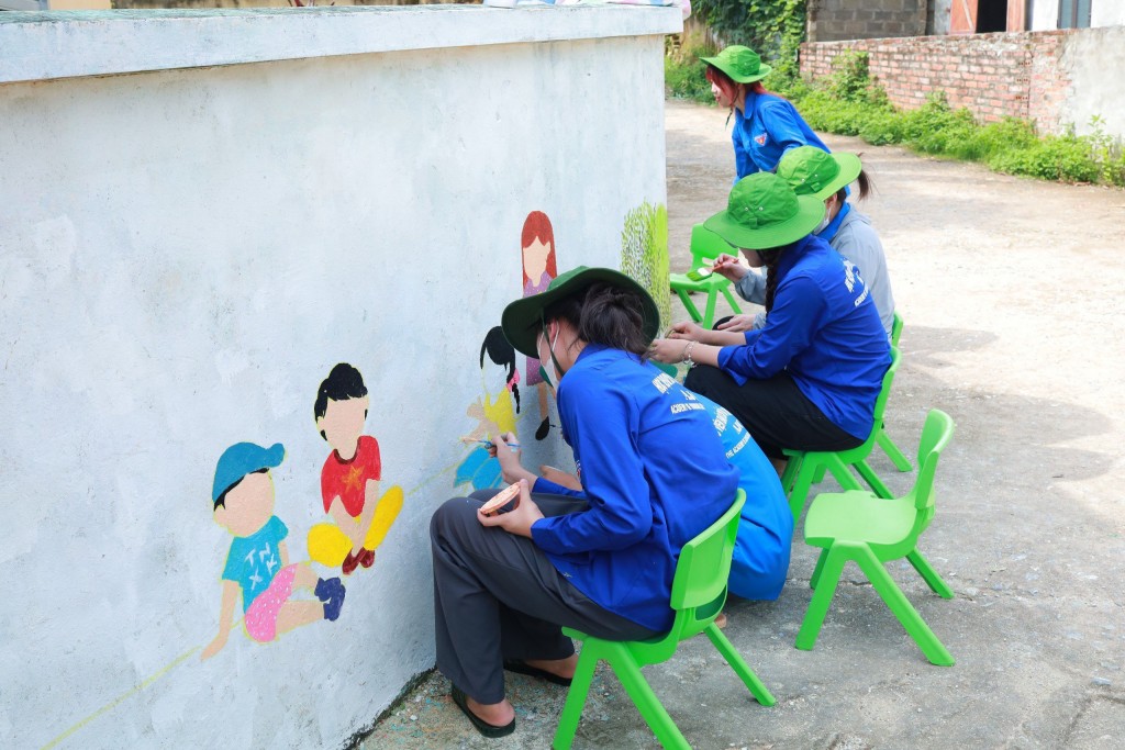 Sinh viên tình nguyện tỉ mỉ vẽ tranh tại trường Mầm non xã Hương Cần