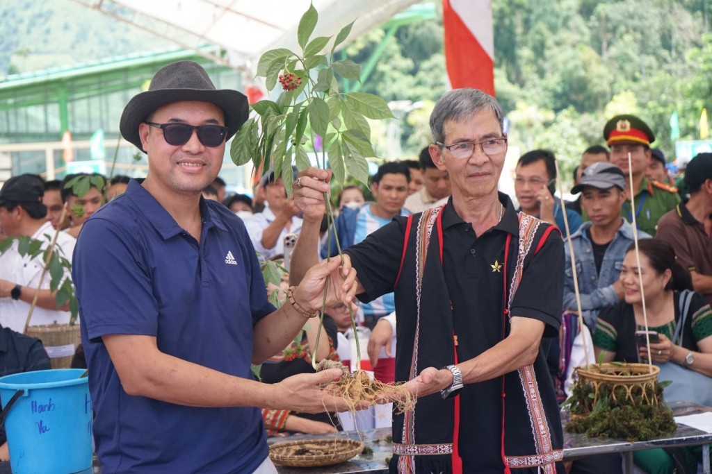 Toàn bộ kinh phí từ buổi đấu giá dùng để ủng hộ công tác xóa nhà tạm trên địa bàn huyện Nam Trà My. (Ảnh: quangnam.gov.vn)