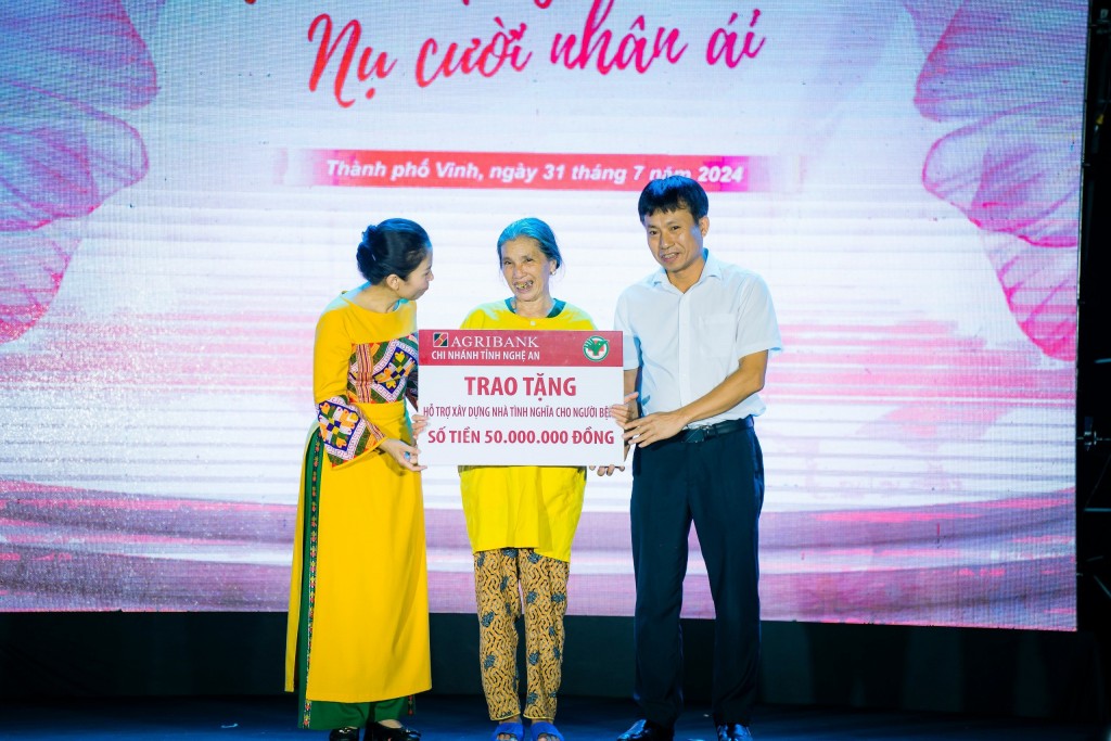 Trao 50 triệu đồng hỗ trợ bệnh nhân Nguyễn Thị Mậu, đang điều trị tại bệnh viện Đa khoa Thành phố Vinh
