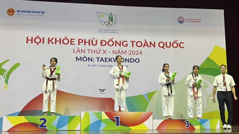Vận động viên Vũ Thị Hương Giang được BTC trao Huy chương Vàng hạng cân 47kg nữ môn Taekwondo