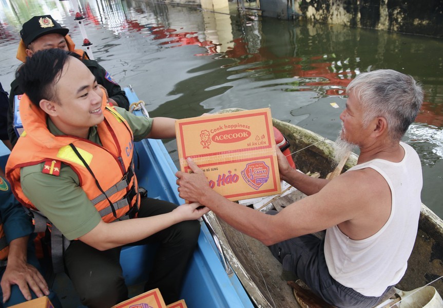 án bộ chiến sỹ Công an Thủ đô trao tận tay chính quyền, nhân dân huyện Chương Mỹ (Hà Nội)