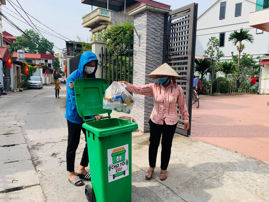 Người dân Mạch Tràng đổ rác đúng giờ, đúng quy định