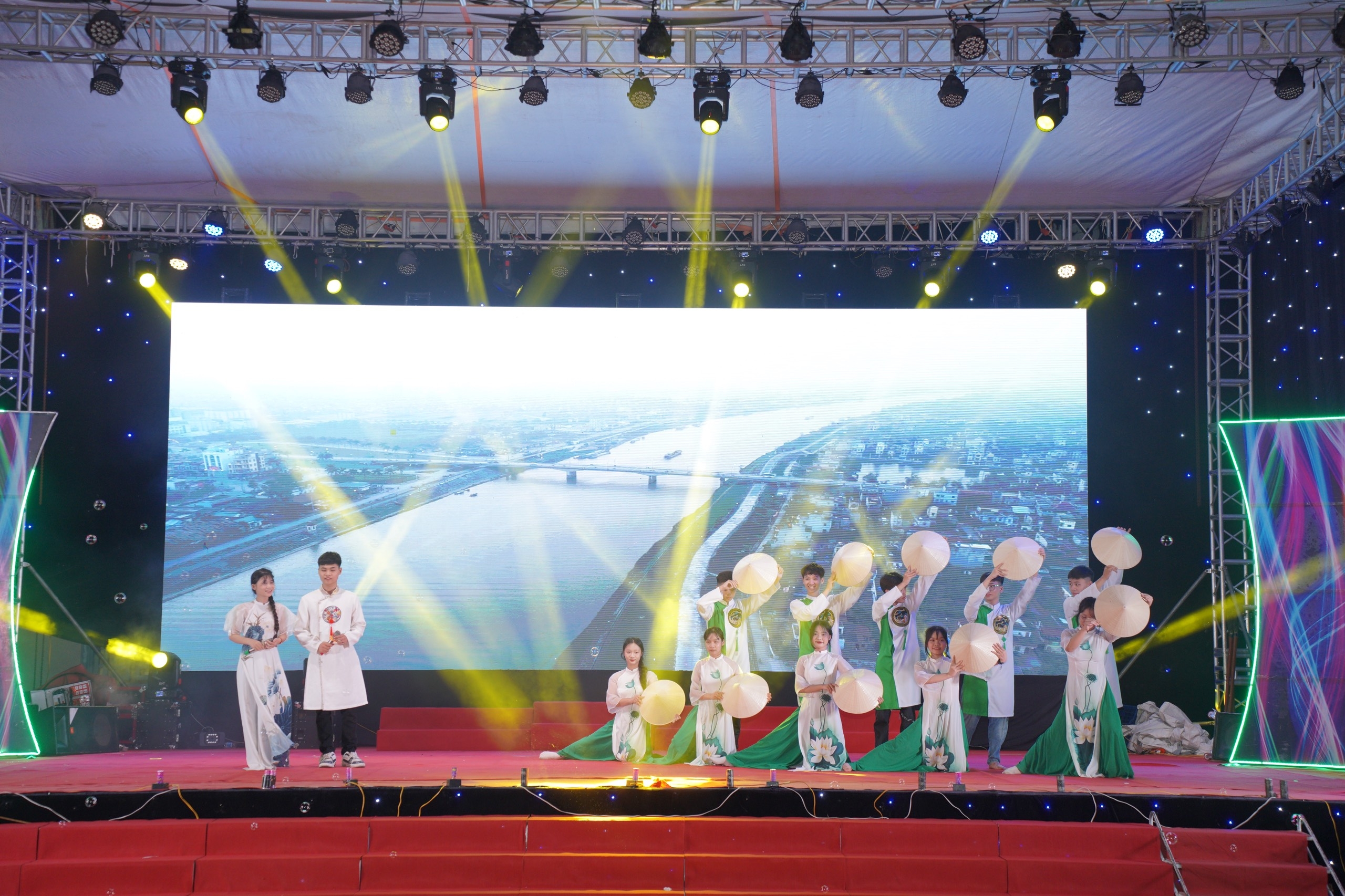Báo Tuổi trẻ Thủ đô trao học bổng cho 30 học sinh tiêu biểu tại huyện Hưng Hà