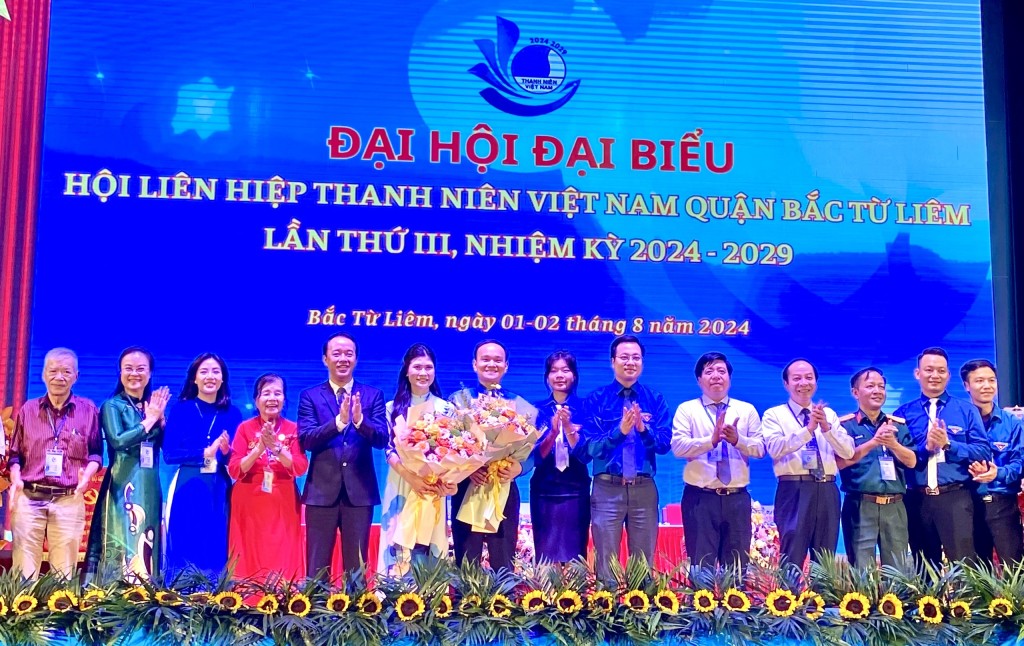 Lãnh đạo Thành đoàn - Hội LHTN thành phố, quận Bắc Từ liêm tặng hoa chúc mừng Uỷ ban Hội khoá mới