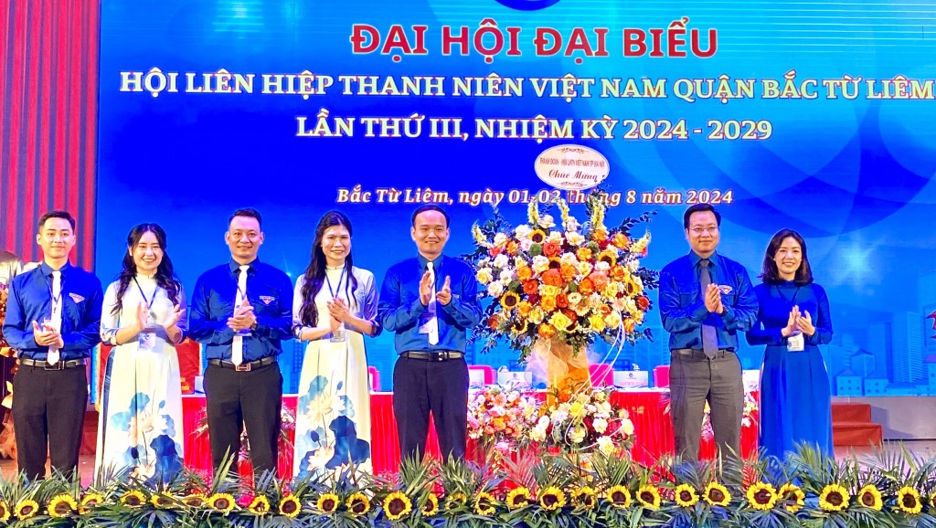 tặng hoa chúc mừng Hội LHTN quận Bắc Từ Liêm tại đại hội