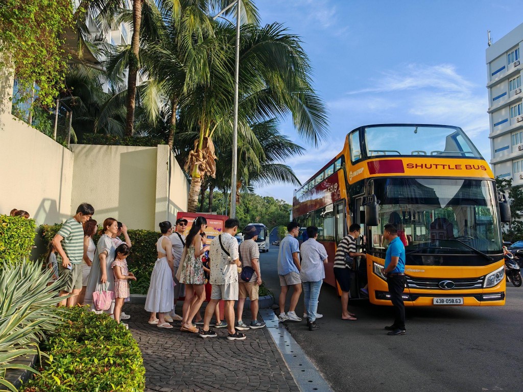   Những du khách đầu tiên trải nghiệm xe bus 2 tầng tại Thị trấn Hoàng Hôn.