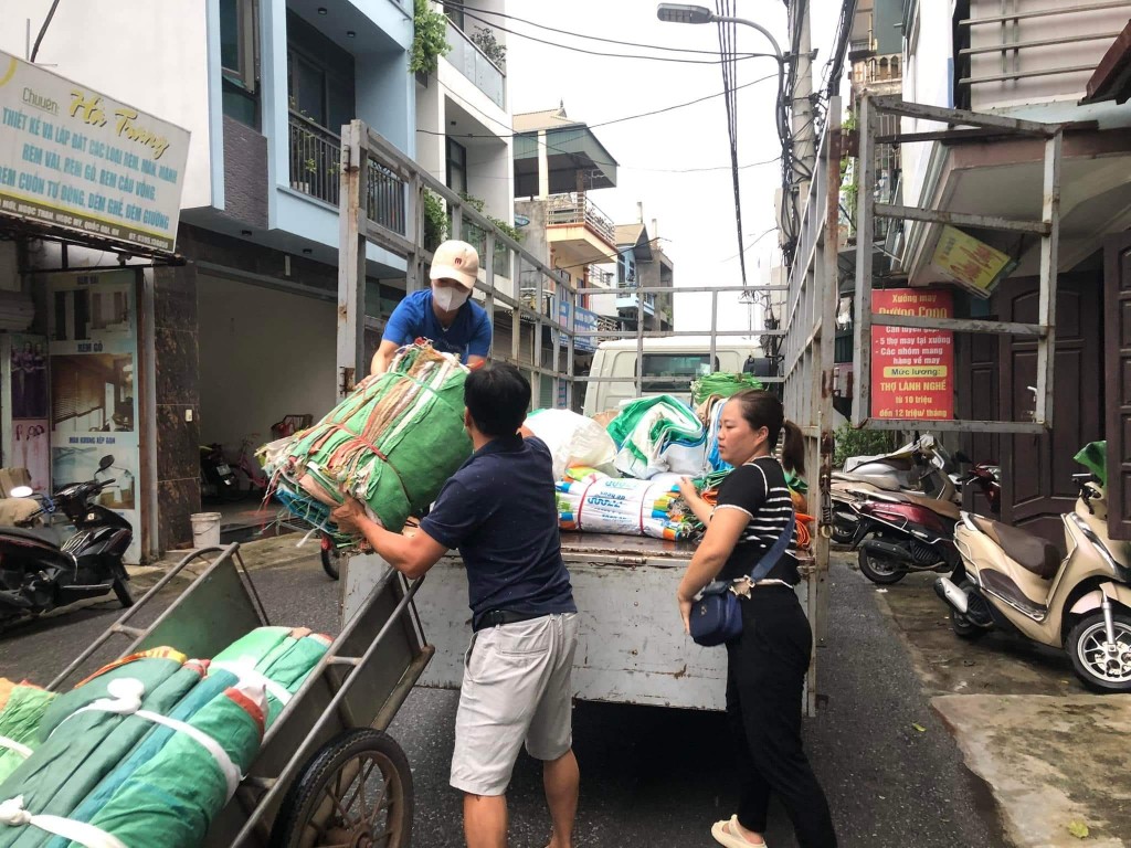 Người dân địa phương cùng tham gia phòng, chống thiên tai