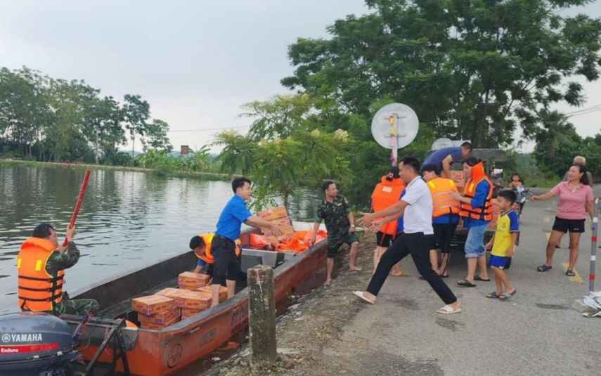 Lực lượng thanh niên vận chuyển, tiếp nhu yếu phẩm cho Nhân dân vùng ngập lụt